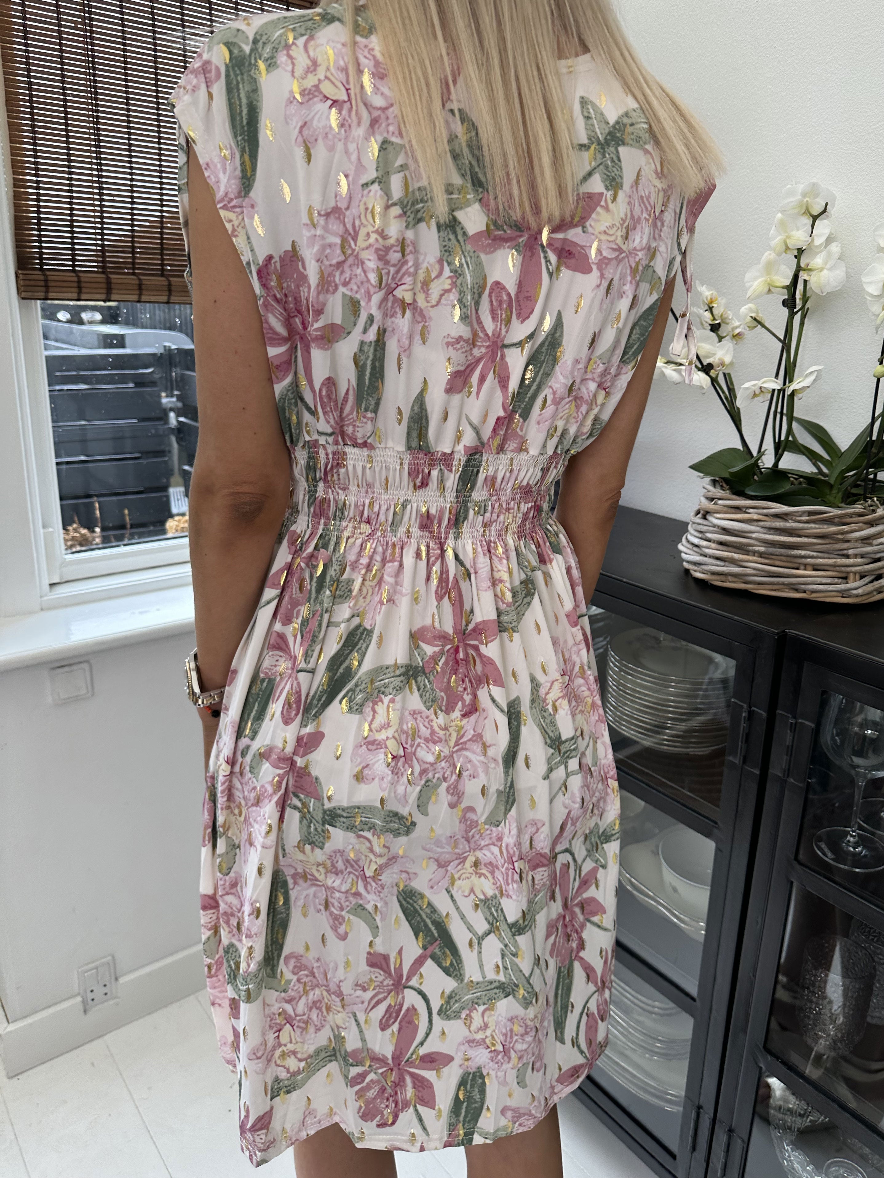 Pams Flower Short - Kort elastisk kjole i krølfrit stof